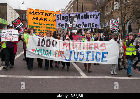 Tottenham, London, England UK 13.04.2013. Die tausend Mutter März Paraden durch Tottenham. Die Demonstration wurde gegen Sozialabbau, einschließlich der Einführung eines Pilotprojekts von Vorteil Kappen im lokalen Stadtteil Haringey genannt.  Organisatoren sagen, dass die Regierung einkommensschwache Mütter und die arbeiten Arm das wichtigste Opfer der Kürzungen gemacht hat. Stockfoto