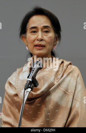 13. April 2013 hält - Tokyo, Japan - Aung San Suu Kyi eine Rede während eines Treffens mit Myanmar Staatsangehörige Leben in Japan am 13. April 2013 in Tokio, Japan. Es ist ihr erster Besuch in Japan seit 21 Jahren und ist in Japan für 7 Tage. (Kredit-Bild: © Junko Kimura/Jana Press/ZUMAPRESS.com) Stockfoto