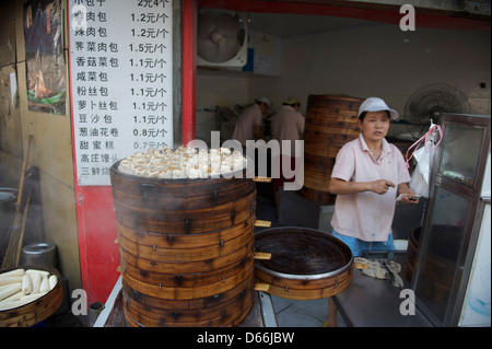 Knödel-Herstellung und Verkauf Stockfoto