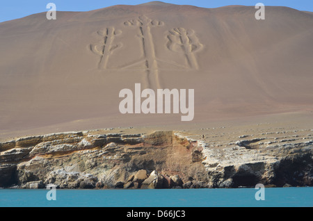 Kandelaber, einer alten Geoglyph an der einsamen Küste in der Nähe von Paracas, Peru. Stockfoto