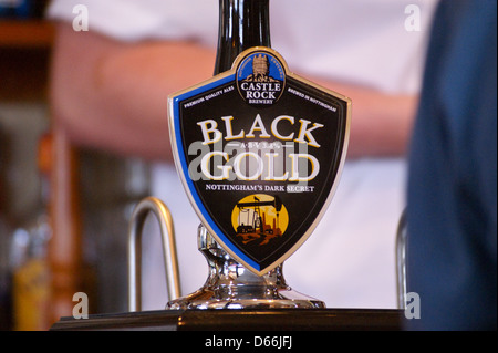 Eine Pumpe-Clip des "Schwarzen Goldes" dunklen mild Ale Bier aus Castle Rock Brauerei, Nottingham Stockfoto