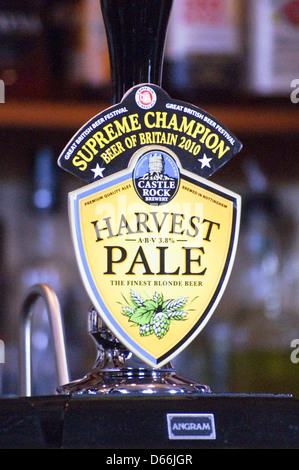 Eine Pumpe Clip "Ernte blass' golden Ale, Bier aus Castle Rock Brauerei, Nottingham Stockfoto