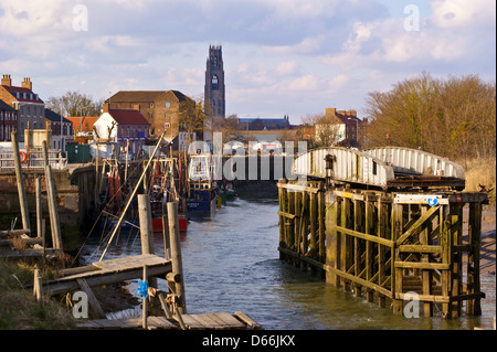 Drehbrücke, die Haven (Fluß Witham) und stumpf (St. Botoplh-Kirche) und Angelboote/Fischerboote, Boston, Lincolnshire, England Stockfoto