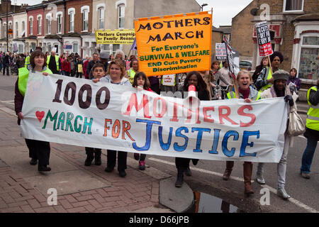 Tottenham, London, England UK 13.04.2013. Die tausend Mutter März Paraden durch Tottenham. Die Demonstration wurde gegen Sozialabbau, einschließlich der Einführung eines Pilotprojekts von Vorteil Kappen im lokalen Stadtteil Haringey genannt.  Organisatoren sagen, dass die Regierung einkommensschwache Mütter und die arbeiten Arm das wichtigste Opfer der Kürzungen gemacht hat. Stockfoto