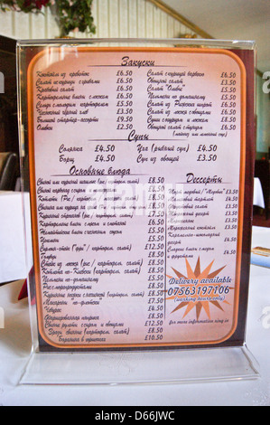 Menü "russischen" in kyrillischen Zeichen in "NV Baltic" lettische Bar, Boston, Lincolnshire, England Stockfoto