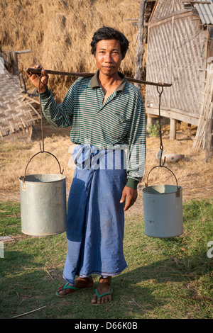 Mann mit Koffer für Wasser, Yay Kyi Dorf, Mandalay, Myanmar (Burma) Stockfoto