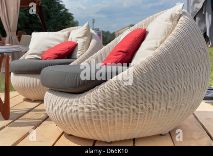 Weiche Wicker Sessel mit Farbe Kissen im Freien. Horizontalen Schuss Stockfoto