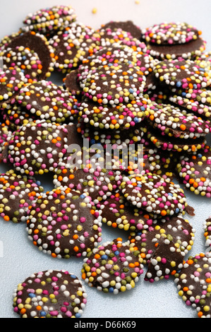 Nahaufnahme von Retro-Süßigkeiten - Jazzies (Schokolinsen mit Hunderten und Tausenden) Stockfoto