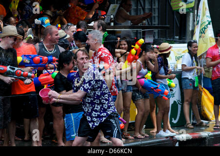 Bangkok, Thailand, 13. April 2013. Menschen, die genießen des Wasser-Festivals. Bangkok feiert das thailändische Neujahrsfest Songkran. Songkran ist in der heißesten Zeit des Jahres in Thailand, am Ende der Trockenzeit und bietet eine Entschuldigung für die Menschen um sich abzukühlen in Thermalwasser "Amica" Kämpfe, die im ganzen Land stattfinden. Bildnachweis: Kraig Lieb / Alamy Live News Stockfoto