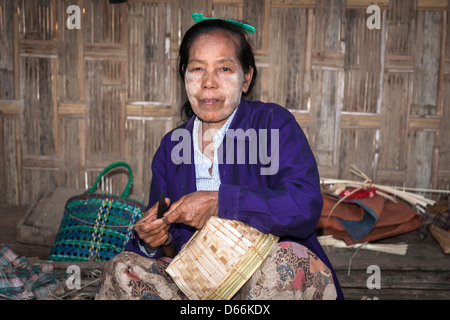 Frau macht einen Korb, Yay Kyi Dorf, Mandalay, Myanmar, (Burma) Stockfoto