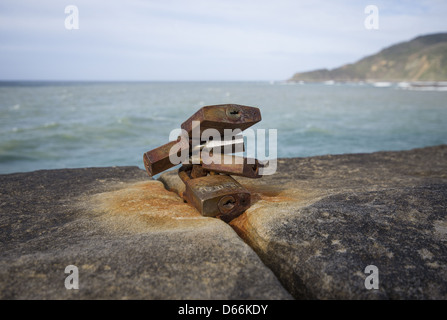 Liebesschlösser angebracht an der Ufermauer in San Sebastian im Baskenland, Spanien Stockfoto