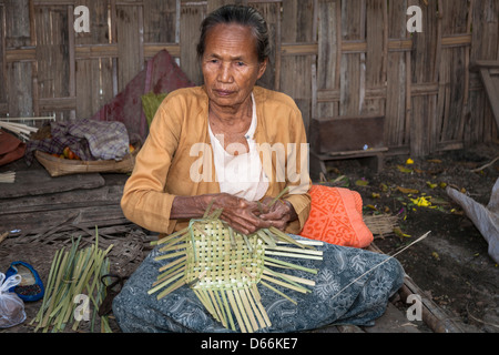 Ältere Frau macht einen Korb, Yay Kyi Dorf, Mandalay, Myanmar, (Burma) Stockfoto