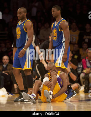 12. April 2013 reagiert - Los Angeles, Kalifornien, USA - LA Lakers KOBE BRYANT, verletzt, in der zweiten Hälfte des Spiels gegen die Golden State Warriors im Staples Center. Bryant machte zwei Freiwürfe vor Verlassen des Spiels vor Schmerzen. Die Lakers gewannen 118-116, aber die Verletzung, gedacht, um eine gerissene Achillessehne am linken Fuß, kann Bryants Saison beendet haben. (Kredit-Bild: © Armando Arorizo/Prensa Internacional/ZUMAPRESS.com) Stockfoto