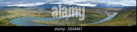 Torres del Paine aus dem Rio Serrano-Bereich. Torres del Paine Nationalpark Patagoniens Stockfoto