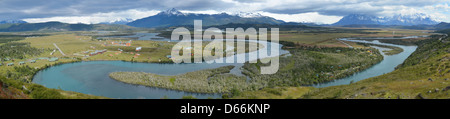 Torres del Paine aus dem Rio Serrano-Bereich. Torres del Paine Nationalpark Patagoniens Stockfoto