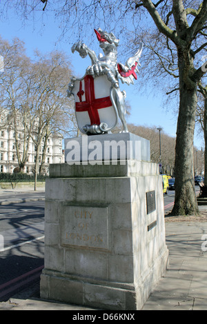 Die Drachenmarken Grenze sind aus Gusseisen Statuen auf dem Damm in London England UK Stockfoto