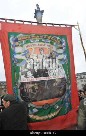 Trafalgar Square, London, UK. 13. April 2013. Ein NUM-Banner auf den Protest. Der Protest auf dem Trafalgar Square, den Tod von Baroness Thatcher zu feiern. Bildnachweis: Matthew Chattle/Alamy Live-Nachrichten Stockfoto