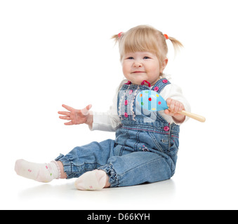 Kind spielt mit musikalische Spielzeuge. Isoliert auf weißem Hintergrund Stockfoto