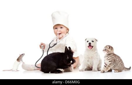 Süßes kleines Kind Arzt untersuchen, Haustiere, Hund, Katze, Hase und Ratte Stockfoto