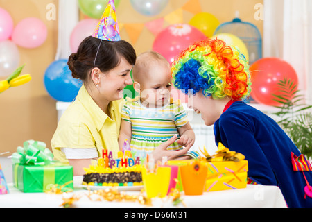 Babymädchen feiert ersten Geburtstag und clown Stockfoto