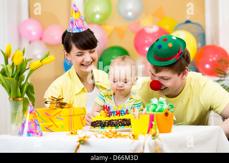 Familie feiert ersten Geburtstag Baby girl Stockfoto