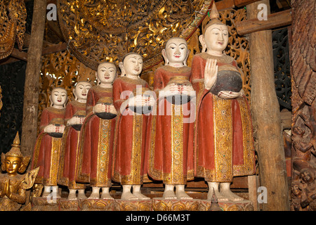 Geschnitzten hölzernen Buddhas mit Almosen Töpfe, Mandalay, Myanmar (Burma) Stockfoto