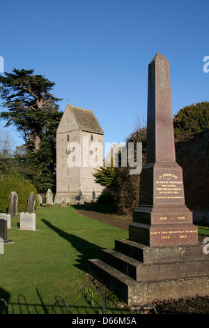 Kriegerdenkmal und Saddleback Turm St. James Kirche Kinnersley Herefordshire England UK Stockfoto