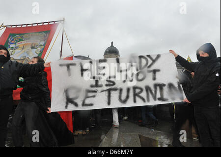 Trafalgar Square, London, UK. 13. April 2013. Banner in der Menge an dem Protest. Der Protest auf dem Trafalgar Square, den Tod von Baroness Thatcher zu feiern. Stockfoto