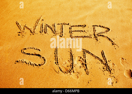 Nachrichten und Wörter in den Sand am Strand geschrieben. Aktuell für Reisebüros und Ferien Stockfoto