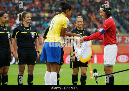 Team captains Aline von Brasilien (L) und Ingvild Stensland von Norwegen (R) Exchange Wimpel vor einer FIFA Frauen WM-Spiel. Stockfoto