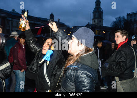 London, UK, 13. April 2013, A Demonstrant am Trafalgar Square schwingt hängenden Spielzeug Thatcher. Eine Anti-Thatcher-Demonstration fand anlässlich der Ex-Premier Tod. TiNite Fotografie/Alamy Live-Nachrichten Stockfoto