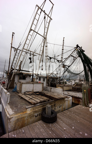 Krabbenkutter am dock an einem bewölkten Tag in Corpus Christi, Texas, USA Stockfoto