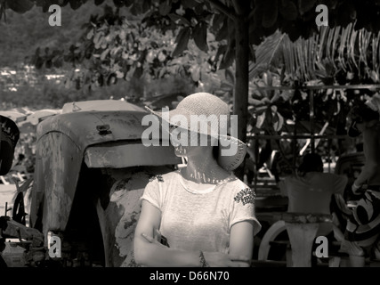 Asiatische Touristen mit Hut blickt in Patong Beach Stockfoto