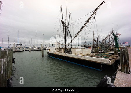 Krabbenkutter am dock an einem bewölkten Tag in Corpus Christi, Texas, USA Stockfoto