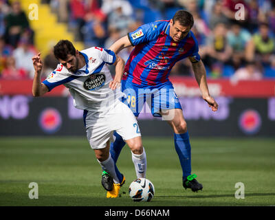 13.04.2013 Valencia, Spanien. Vorwärts Nelson Oliveira von RC Deportivo (L) nimmt Verteidiger Sergio Ballesteros der Levante Basket-während der spanischen La Liga Spiel zwischen Levante und Deportivo aus der Ciutat de Valencia. Stockfoto