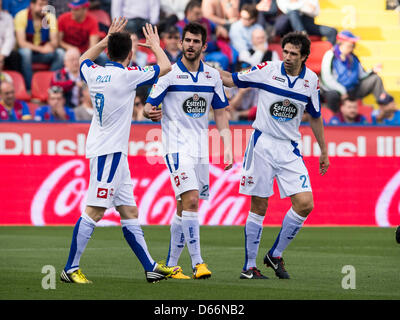 13.04.2013 Valencia, Spanien. Mittelfeldspieler Pizzi RC Deportivo (L) feiert mit nach vorn Nelson Oliveira und vorwärts Valerón des RC Deportivo nach erzielte das erste Tor für seine Mannschaft während der spanischen La Liga-Spiel zwischen Levante und Deportivo aus der Ciutat de Valencia. Stockfoto