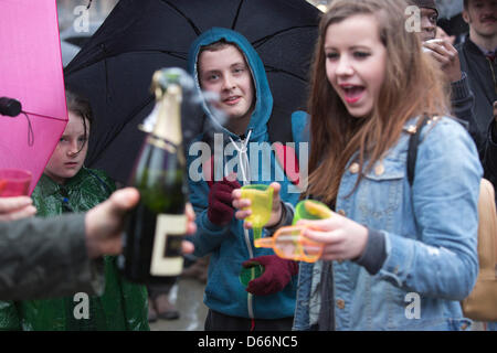 London, UK. Samstag, 13. April 2013. Hunderte von Nachtschwärmer feiern den Tod von Baroness Margaret Thatcher am Trafalgar Square. Foto: Nick Savage/Alamy Live-Nachrichten Stockfoto