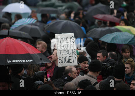 London, UK. 13. April 2013. Menschen versammeln sich am Trafalgar Square, den Tod des ehemaligen Premierministerin Margaret Thatcher cerebrate. Martyn Wheatley/Alamy Live-Nachrichten Stockfoto