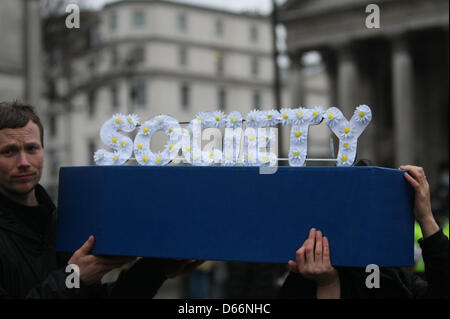 London, UK. 13. April 2013. Ein Sarg mit dem Wort geschrieben mit Blumen Gesellschaft erfolgt in Trafalgar Square. Menschen versammeln sich am Trafalgar Square, den Tod des ehemaligen Premierministerin Margaret Thatcher cerebrate. Martyn Wheatley/Alamy Live-Nachrichten Stockfoto