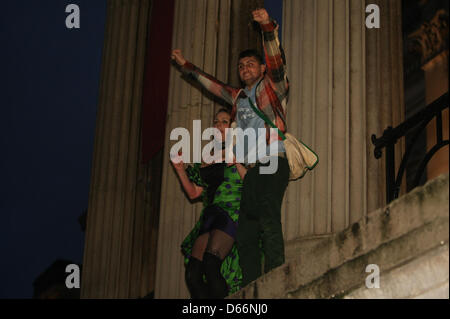 London, UK. 13. April 2013. Paare tanzen vor einem Publikum auf der National Gallery, da versammeln sich am Trafalgar Square, den Tod des ehemaligen Premierministerin Margaret Thatcher cerebrate. Martyn Wheatley/Alamy Live-Nachrichten Stockfoto