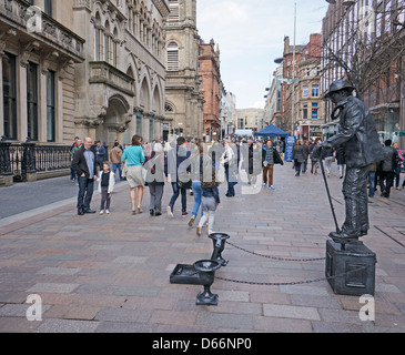 Menschen handeln wie eine Statue in der Buchanan Street Glasgow Schottland an einem anstrengenden Nachmittag mit Besuchern und Käufern Stockfoto