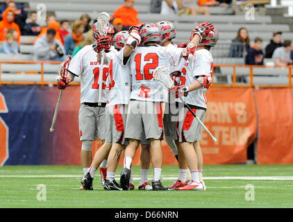 13. April 2013 - Syracuse, New York, USA - 13. April 2013: Rutgers Scarlet Knights Spieler feiern ein Ziel im ersten Quartal eines NCAA Lacrosse-Spiel zwischen der Rutgers Scarlet Knights und die Syracuse Orange an den Carrier Dome in Syracuse, New York. Syrakus gewann das Spiel 12-11. Stockfoto