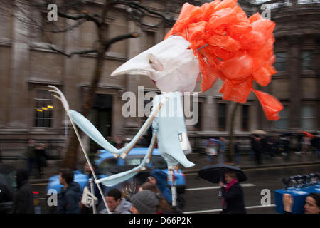 Eine Marionette Darstellung von Margaret Thatcher ist, die Margaret Thatcher Tod Party auf dem Trafalgar Square, zur Feier des verstorbenen Premierministers Vergehen vorgeführt. Stockfoto