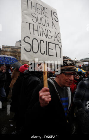 LONDON fand 13. April Anti Thatcher Partei am Trafalgar Square im Zentrum von London mit Hunderten von Demonstranten feiern ihren Tod. Stockfoto