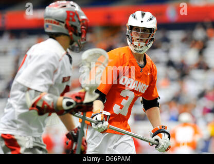 13. April 2013 - Syracuse, New York, USA - 13. April 2013: Syracuse Orange Verteidiger David Hamlin #31 Verteidigung spielt im dritten Quartal eines NCAA Lacrosse-Spiel zwischen der Rutgers Scarlet Knights und die Syracuse Orange an den Carrier Dome in Syracuse, New York. Syrakus gewann das Spiel 12-11. Stockfoto