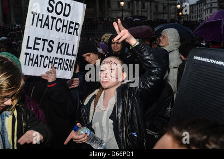 London, UK, 13. April 2013, eine Anti-Thatcher Demonstrant tanzt am Trafalgar Square. Eine Gruppe von Demonstranten versammelten sich um den Ex-Premier Tod zu markieren. TiNite Fotografie/Alamy Live-Nachrichten Stockfoto
