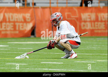 13. April 2013 - Syracuse, New York, USA - 13. April 2013: Rutgers Scarlet Knights Verteidiger Andrew Parrilla #13 reagiert nach einer NCAA Lacrosse-Spiel zwischen der Rutgers Scarlet Knights und die Syracuse Orange an den Carrier Dome in Syracuse, New York. Syrakus gewann das Spiel 12-11. Stockfoto