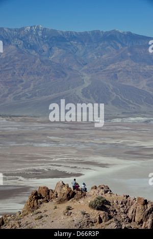 Familie genießen Sie die Landschaft bei Dantes View. Death Valley Nationalpark, Kalifornien, USA. Stockfoto