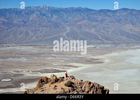 Dantes View von 11.000' Telescope Peak,-281 "Badwater Basin. Death Valley Nationalpark, Kalifornien, USA. Stockfoto