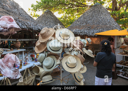 Anzeige von Strohhüten auf einem Flohmarkt von Varadero, Kuba Stockfoto